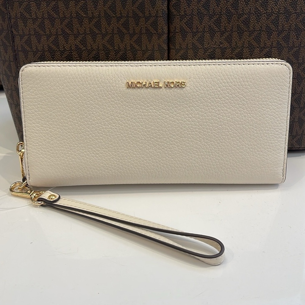 MICHAEL KORS
Leather Continental Wristlet Phone Case Wallet 
Light Cream 
NWT - Picture 8 of 16